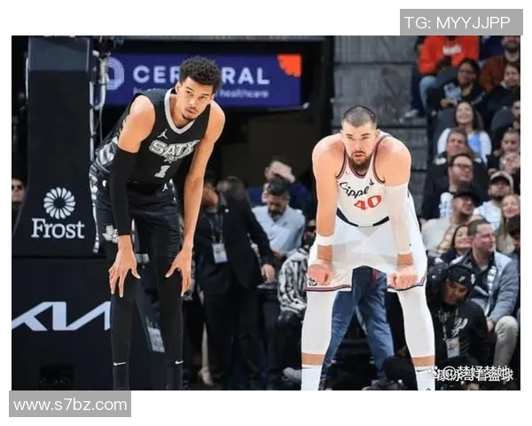 25日马刺对阵快船精彩比赛录像回放及精彩瞬间分析 25日马刺对阵快船精彩比赛录像回放及精彩瞬间分析